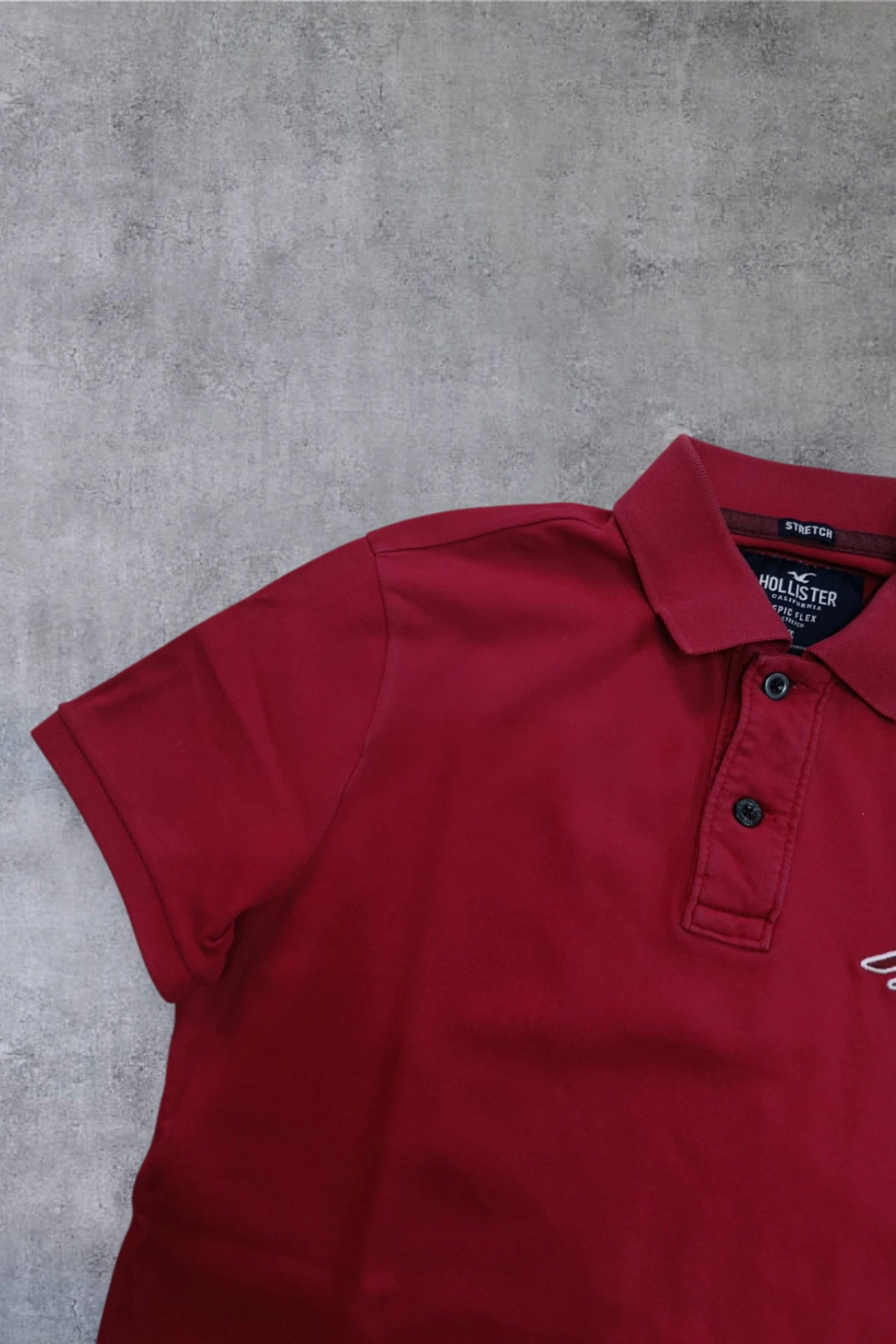 | Polo Hollister Stretch Hombre | Color Rojo Burdeos | Manga Corta | Talla XS | – photo 3